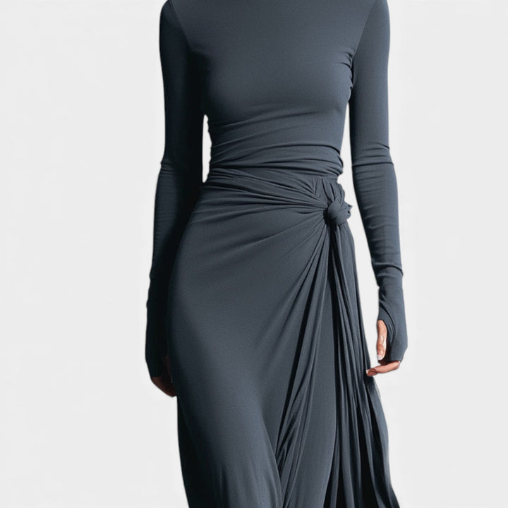 Anna – Elegantna haljina s bočnim čvorom i suptilnim sjajem